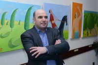 Dil&ccedil;ilik &uuml;zrə magistrliyi atıb rəssamlığa &uuml;z tutdu...