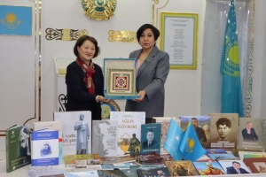 T&uuml;rk Mədəniyyəti və İrsi Fondundan Qazaxıstan Milli Akademik Kitabxanasına kitab hədiyyəsi