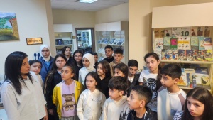 Məktəblilər Uşaq Ktabxanasının sehrli dünyasını kəşf etdilər