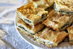 Ramazan s&uuml;frəsinə rəng qatan g&ouml;yərtili pendirli b&ouml;rek