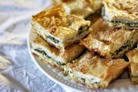 Ramazan s&uuml;frəsinə rəng qatan g&ouml;yərtili pendirli b&ouml;rek