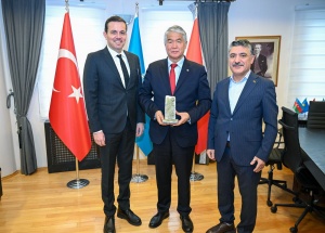 T&Uuml;RKSOY-un baş katibi Sultan Raevə "Turan bilgəsi" nominasiyası &uuml;zrə m&uuml;kafat təqdim edilib