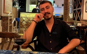 Bəzən ehtiras, bəzən s&uuml;kut, bəzən də qəhərli bir təbəss&uuml;m... -ESSE