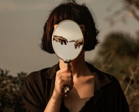 Hərdən xoşbəxt, hərdən bədbəxt -ESSE