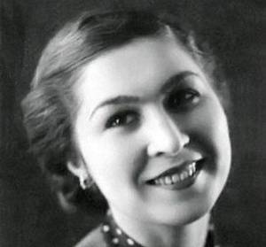 O, d&uuml;nya tarixinə Şərqin ilk qadın balerinası kimi d&uuml;ş&uuml;b