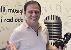 Minlərlə insan hər g&uuml;n radioda onu g&ouml;zləyir, onu, RAQİF RAUFOĞLUnu