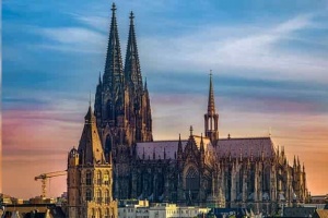 Şərəfinə K&ouml;ln kafedralı tikilən Azərbaycan mağları