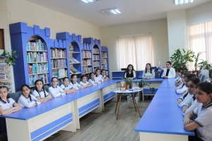 Məktəblilər kitabxanada maarifləndirici g&uuml;n ke&ccedil;iriblər