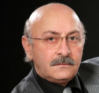 Geniş fəaliyyət spektri, 5 teatrda tamaşa qoymaq h&uuml;nəri