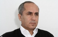 G&uuml;rc&uuml; koloriti ilə yazan yazı&ccedil;ı