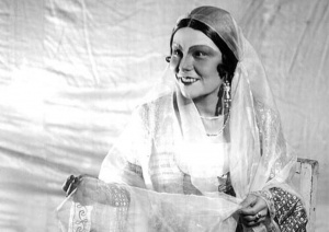 Q&uuml;rbətdə vəfat edib...