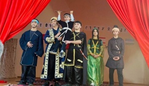 Beyləqanda Xalq şairi Bəxtiyar Vahabzadənin 100 illik yubileyi münasibətilə “Özümüzü kəsən qılınc” tamaşası təqdim olunub