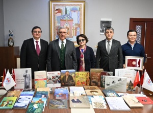 T&uuml;rk Mədəniyyəti və İrsi Fondundan Manas Qırğız-T&uuml;rk Universitetinə hədiyyə kitablar