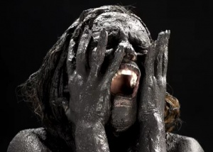 Toydan əvvəl üstlərini palçıq, yumurta və digər şeylər ilə çirkləndirərək gəlinləri şəhərdə piyada gəzdirirlər...