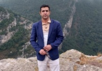 Yamacın alnının qırışı bir yol... Orada bir şair...