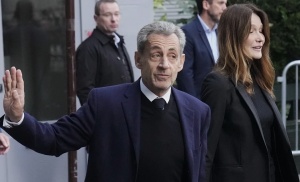 Keçmiş Fransa prezidenti özü ilə həbsxanaya hansı kitabları götürüb?