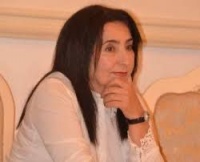 G&uuml;lnarə - nar &ccedil;i&ccedil;əyi və ya qırmızıyanaq qız...