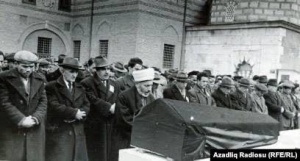 Vida zamanı Qazinin &uuml;z&uuml;n&uuml; son g&ouml;rən, 15 il sonra nəşinə toxunan alim