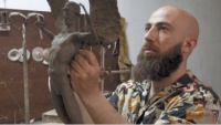 Tarixi m&ouml;vzularda işləməyi sevir
