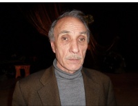İrəvan Dram Teatrının y&uuml;k&uuml;n&uuml; &ccedil;iyinlərində daşıyan adam