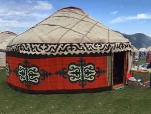 T&uuml;rk &ccedil;adır mədəniyyətindən monumental memarlığa ke&ccedil;id