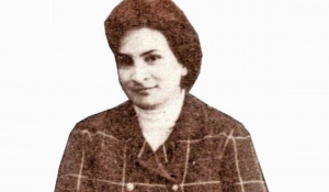 3 &ouml;lkəyə t&ouml;hfəsi olan dirijor qadın