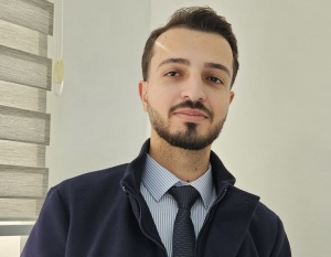 Tutmağa &ccedil;alışıram &ouml;z&uuml;m&uuml;, amma əlimdən s&uuml;r&uuml;ş&uuml;b gedir.