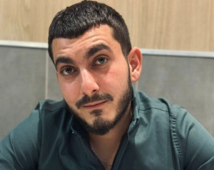 ƏDƏBİ DEB&Uuml;T, &ldquo;&Ouml;z&uuml;m də &ouml;z&uuml;mdən uzaqlaşıram&rdquo;, Ərtoğrul İsmayılov