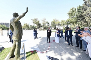 Bakının Dənizkənarı Milli Parkında dünyaşöhrətli müğənni Müslüm Maqomayevin abidəsinin açılışı olub