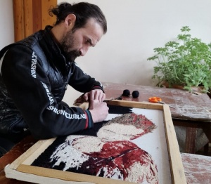 Kaşqari Fondunun yeni layihəsinin qəhrəmanı rənglərin və ilmələrin diliylə danışan sənətkardır