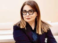 O, qapını &ccedil;ırpmadan getməyi bacarır