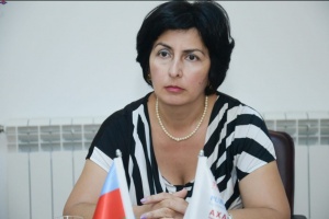 O, &ouml;z tərc&uuml;meyi-halını &ccedil;iyinlərində gəzdirir - PORTRET