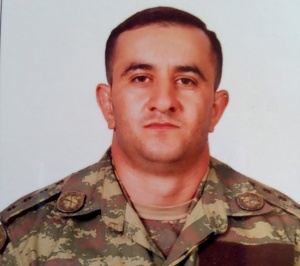 Hərbi maşını &ccedil;iynində saxlayan qəhrəman