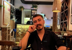 “Bu tənhalıq kitabların qoxusu ilə boğur məni, kağız kimi islanmış, fikir kimi ağır…” - ESSE