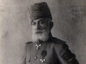 Çəmbərəkənd qəbristanlığındakı məzarı it-bat olan general Mehmandarov