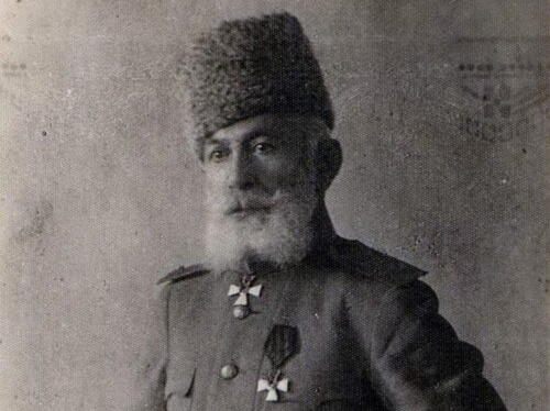 Çəmbərəkənd qəbristanlığındakı məzarı it-bat olan general Mehmandarov