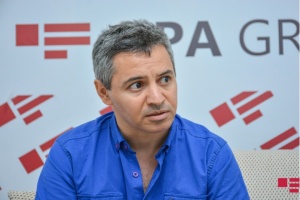 Ədəbiyyat oxuyan adam insanlığı ağ-qara g&ouml;rm&uuml;r, rəngli g&ouml;r&uuml;r...