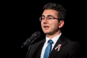 BİRİ İKİSNDƏ Ramil Əhmədin şeirləri ilə