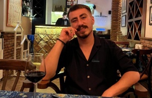 Dəyişdirilmiş bir tarixdə, dəyişməmiş insanların içində yazmaq çox çətindir -ESSE