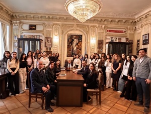 "Ulduz"lu g&ouml;r&uuml;şlər"in qonağı Xalq yazı&ccedil;ısı Anar olub