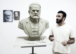 Heykəltəraş H&uuml;qonun b&uuml;st&uuml;n&uuml; yaratdı