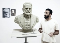 Heykəltəraş H&uuml;qonun b&uuml;st&uuml;n&uuml; yaratdı