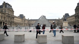 Luvr Heist: Parisin zümrüd və brilyant macərası